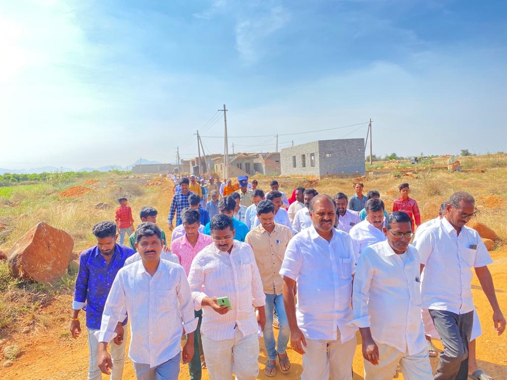 - జగనన్న కాలనీల్లో పర్యటిస్తున్న ఎమ్మెల్యే శ్రీకాంత్‌రెడ్డి