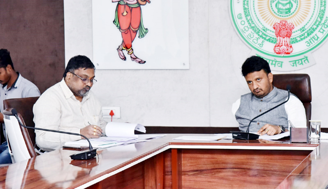 - వీడియో కాన్ఫరెన్స్‌లో పాల్గొన్న కలెక్టర్‌ గిరీష
