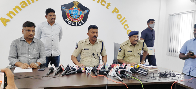 గల్ఫ్‌ బాధితులకు హెల్ప్‌లైన్‌ ఏర్పాటు : ఎస్‌పి