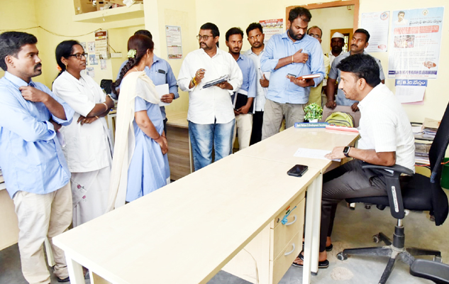 ఉద్యోగులు బాధ్యతగా విధులు నిర్వహించాలి : గిరీష