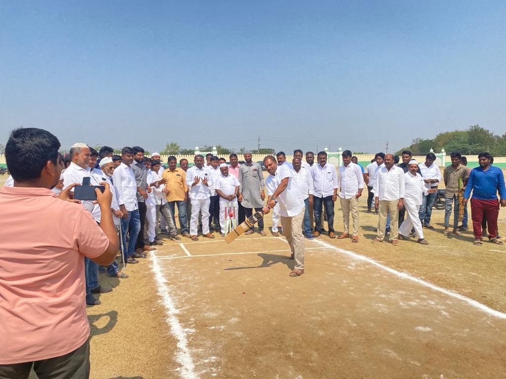 - క్రికెట్‌ పోటీలను ప్రారంభిస్తున్న శ్రీకాంత్‌రెడ్డి