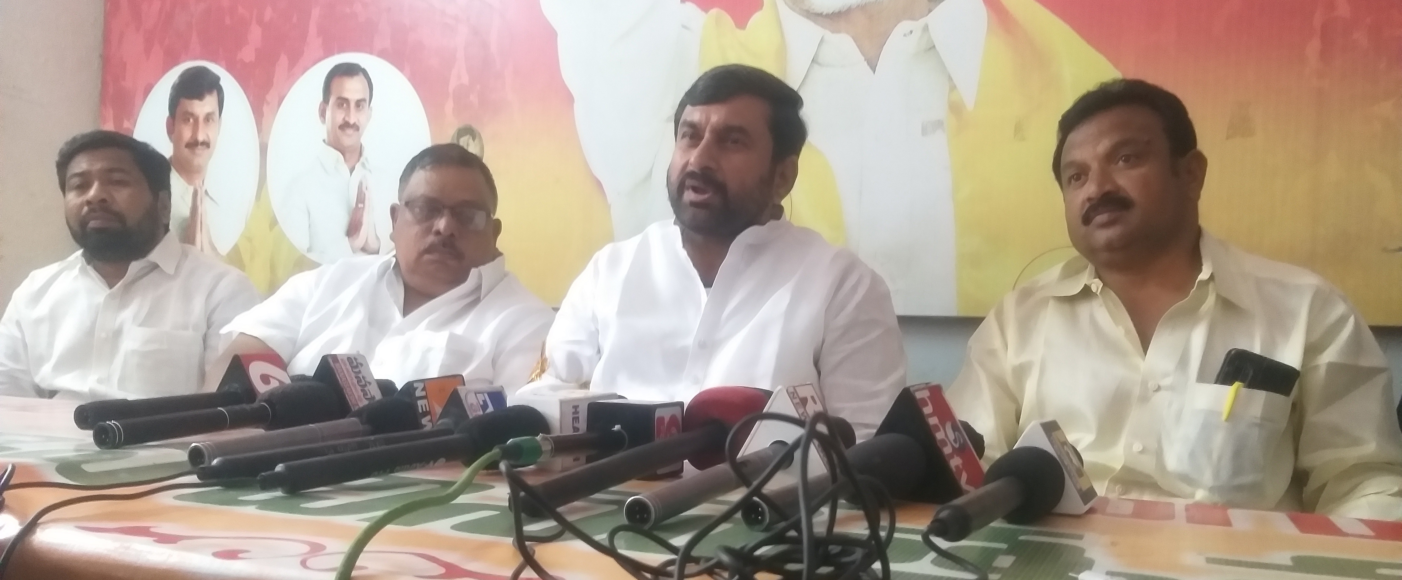 - సమావేశంలో మాట్లాడుతున్న రమేష్‌రెడ్డి