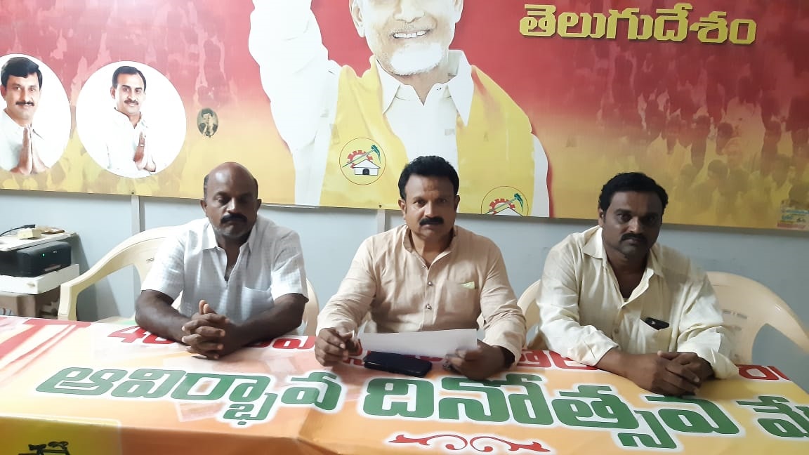 - సమావేశంలో మాట్లాడుతున్న ఖాదర్‌బాషా
