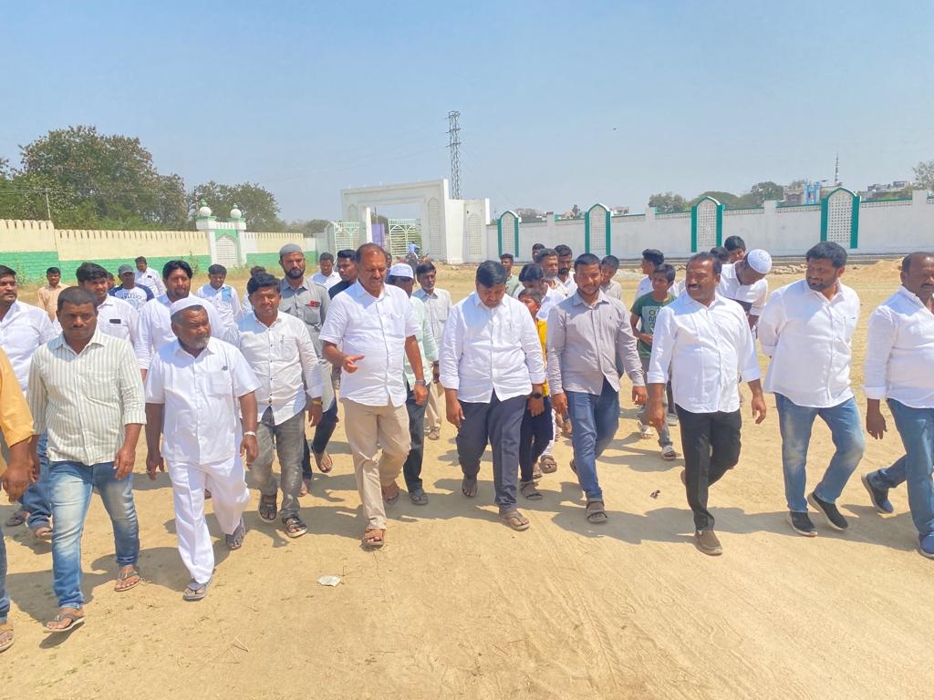 - పనులను పరిశీలిస్తున్న ఎమ్మెల్యే శ్రీకాంత్‌రెడ్డి