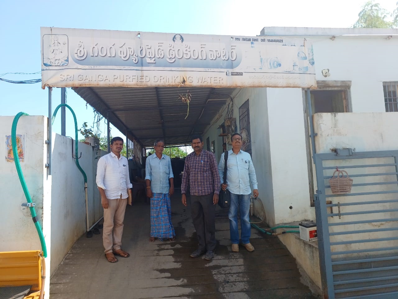 - వాటర్‌ ప్లాంట్‌ను తనిఖీ చేస్తున్న విజిలెన్స్‌ అధికారులు
