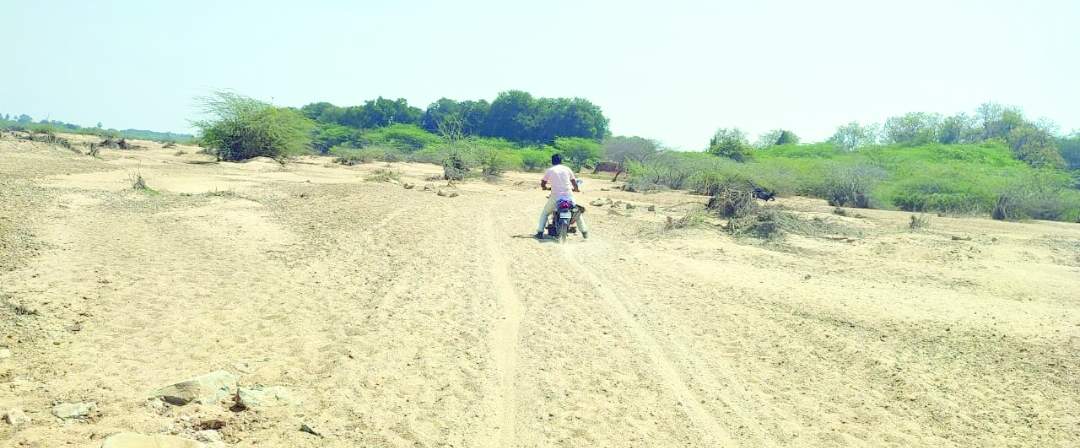  ఇసుకలో ఇబ్బందులు పడుతున్న వాహనదారుడు