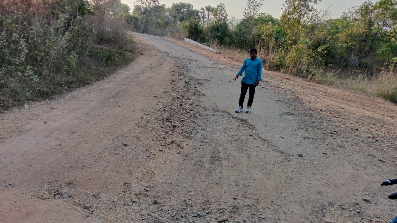 అధ్వాన రహదారితో అవస్థలు