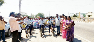 సైకిల్‌ ర్యాలీని ప్రారంభిస్తున్న డాక్టర్‌ శైలజ