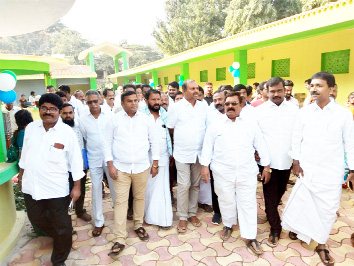 రైతు బజార్‌లో దుకాణాలు పరిశీలిస్తున్న ఎంఎల్‌ఎ