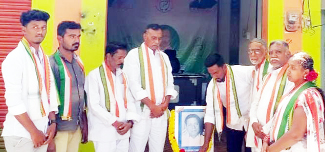 సంజీవయ్య చిత్రపటానికి నివాళులర్పిస్తున్న నాయకులు