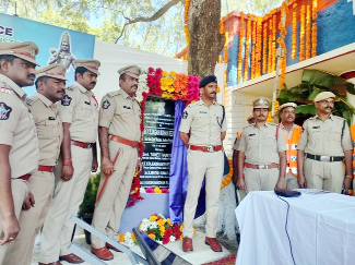 పోలీసు అవుట్‌ పోస్టు ప్రారంభంలో పాల్గొన్న ఎస్‌పి, సిబ్బంది