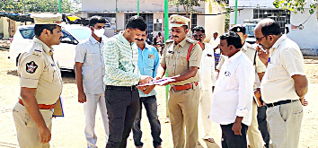 సిబ్బంది సూచనలిస్తున్న ఎస్‌పి హర్షవర్ధన్‌రాజు