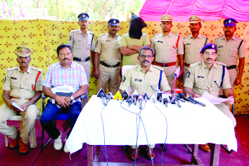 అంతర్జాతీయ స్మగ్లర్‌ అరెస్టు.