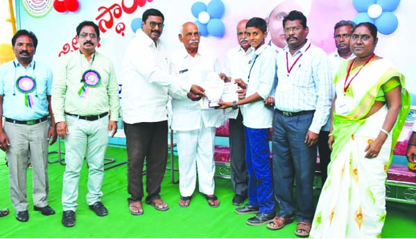 సైన్స్‌ఫేర్‌లో అద్దంకి విద్యార్థులకు బహుమతులు