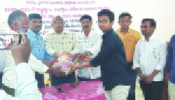 మెరిట్‌ టెస్ట్‌ విజేతలకు బహుమతి ప్రదానం