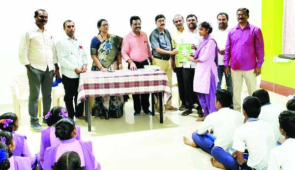 టెన్త్‌ విద్యార్థులకు స్టడీ మెటీరియల్‌ పంపిణీ