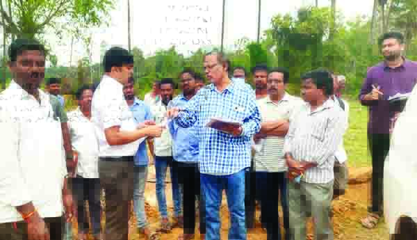 భూ సర్వేను పరిశీలిస్తున్న కలెక్టర్‌ రవి పఠాన్‌శెట్టి