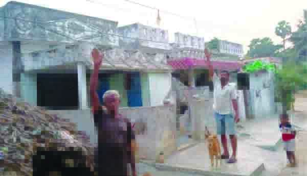 చేతికందే ఎత్తులో వేలాడుతున్న విద్యుత్‌ వైర్లు