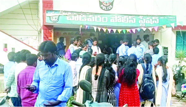 వైసిపి నేత దాడిపై సచివాలయ ఉద్యోగుల నిరసన