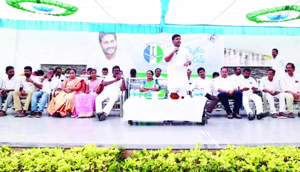 ప్రతి ఇంటికీ వెళ్లాలి