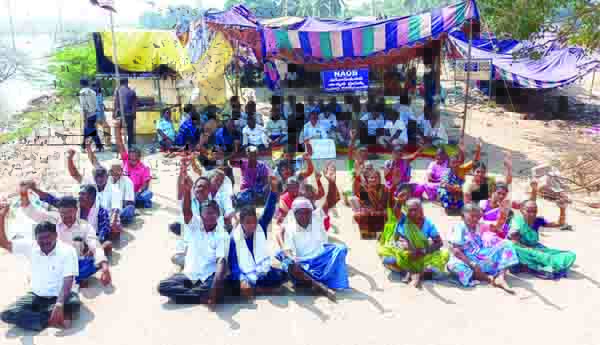 100వ రోజుకు నేవీ నిర్వాసితుల ఆందోళన