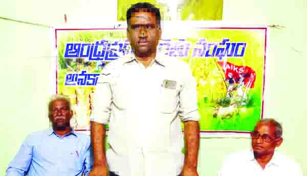 పాలకు గిట్టుబాటు ధర కల్పించాలి