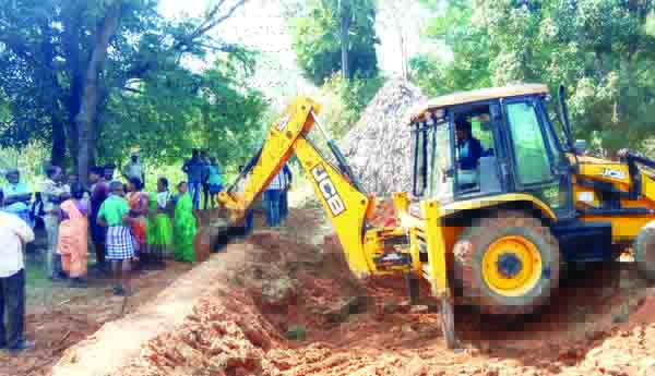 చెరువు గర్భం ఆక్రమణపై ఫిర్యాదు