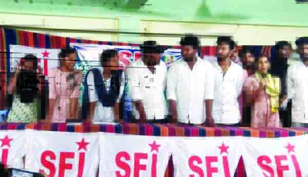 పేదలకు నాణ్యమైన విద్య దూరం