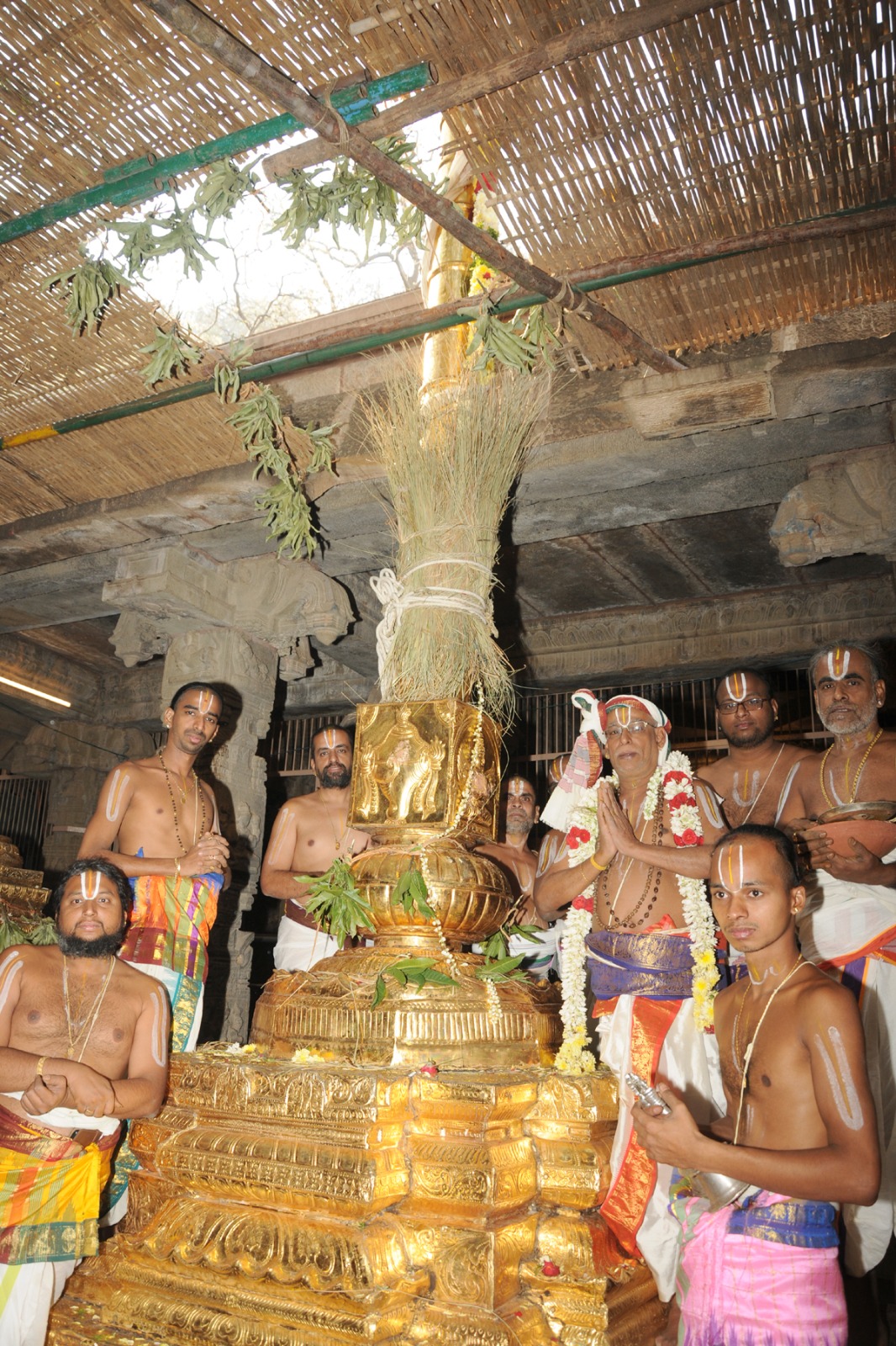 ధ్వజరోహణ కార్యక్రమాన్ని నిర్వహిస్తున్న దృశ్యం