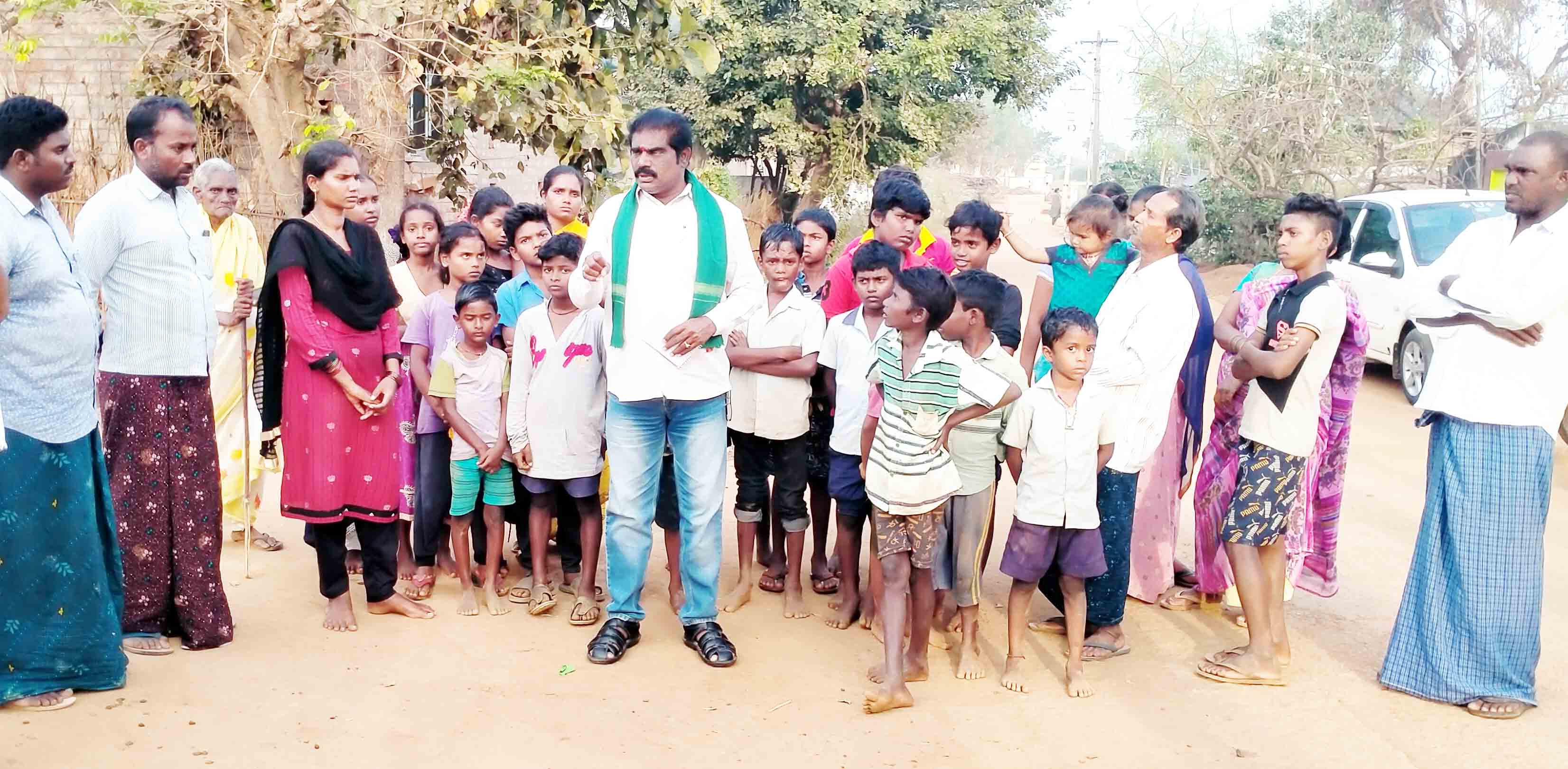 గిరిజనులు అన్ని రంగాల్లో అభివృద్ధి చెందాలి