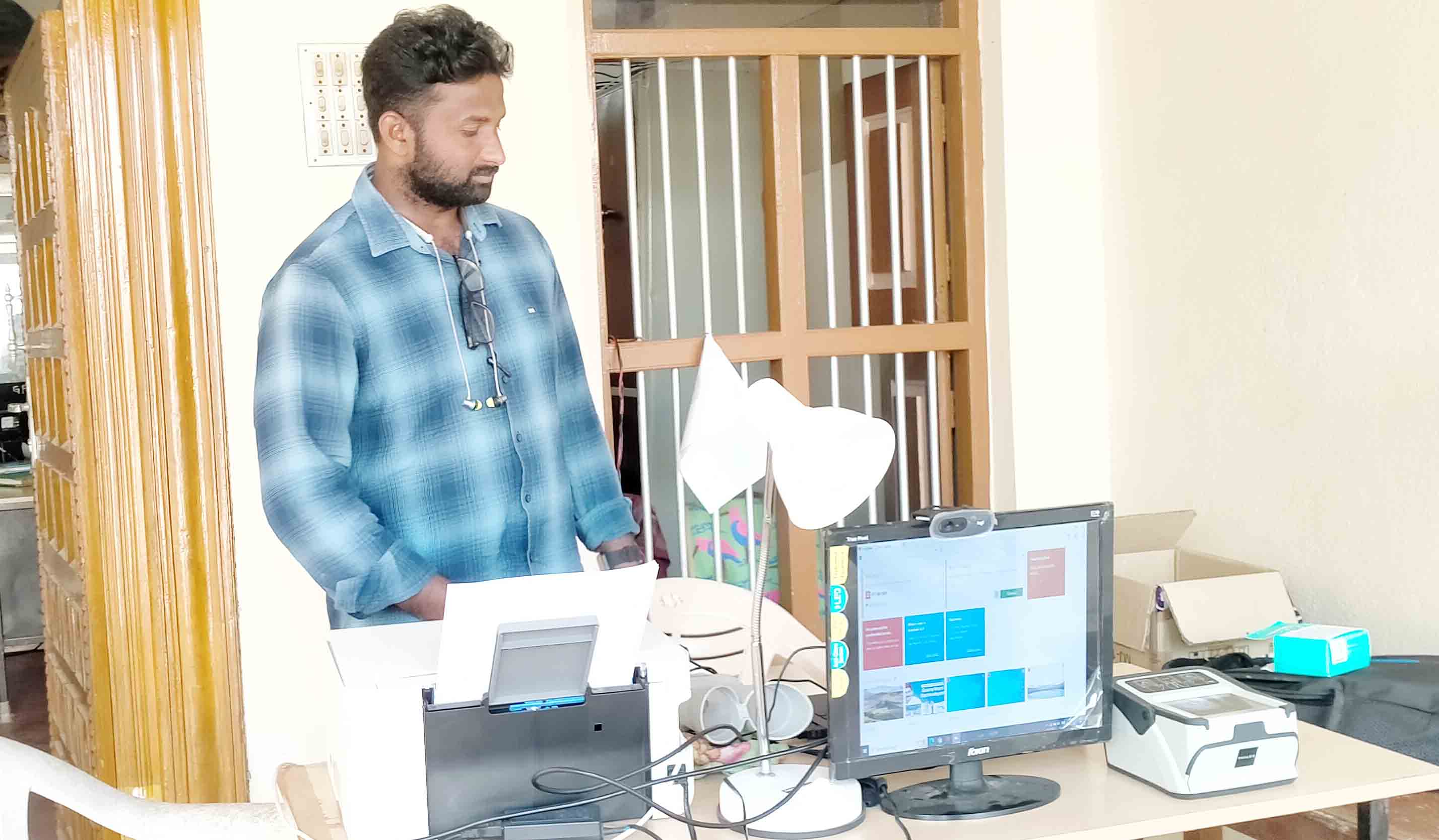 మొరాయిస్తున్న ఆధార్‌ కేంద్రాలు