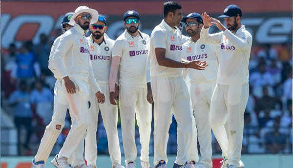 India-400-all-out-223-runs-advantage-ove- Aussies