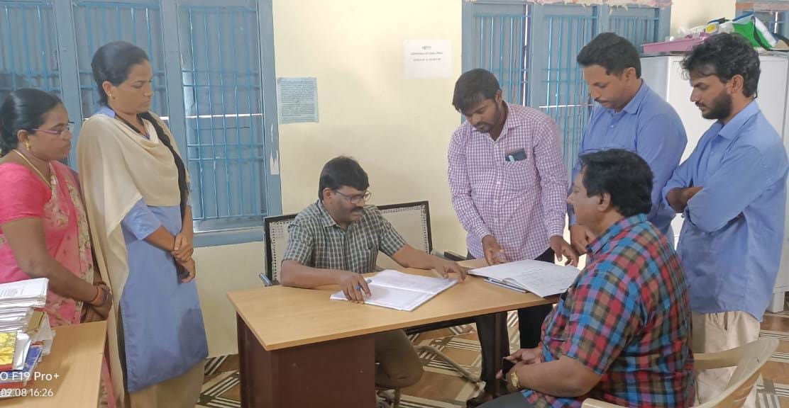 ఇళ్ల నిర్మాణ పనులు చేపట్టాలి