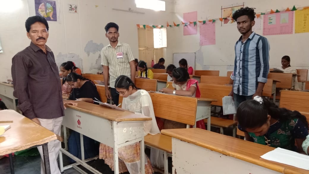 ఎస్‌ఎఫ్‌ఐ ఆధ్వర్యంలో విద్యార్థులకు పరీక్ష