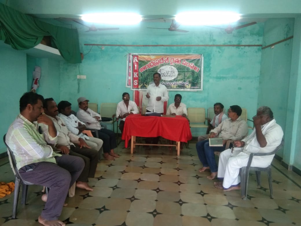 మాట్లాడుతున్న ఏపీ రైతు సంఘం జిల్లా కార్యదర్శి ఏ రాజశేఖర్‌