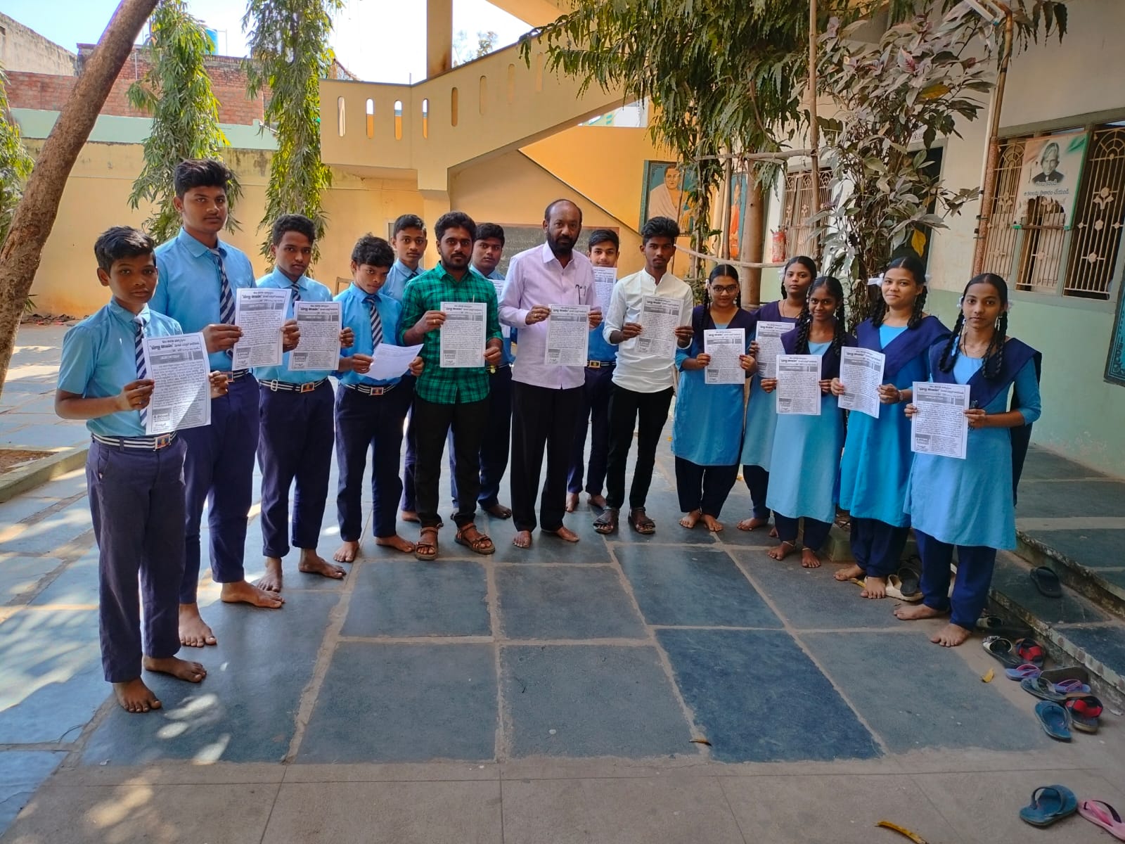 ప్రచార పత్రాలనుచేస్తున్న ఎస్‌ఎఫ్‌ఐ నాయకులు