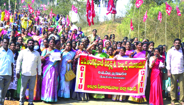 ఆగ్రహించిన అంగన్‌వాడీలు