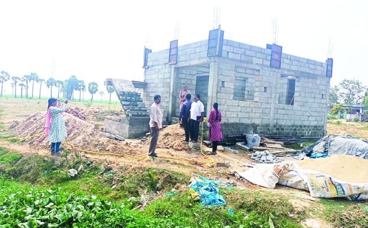 జగనన్న లే అవుట్లలో పరిశీలన