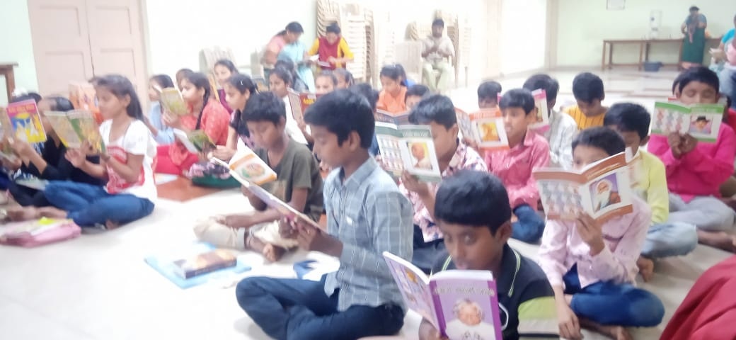 పుస్తక పఠనంతో ఉజ్వల భవిష్యత్‌