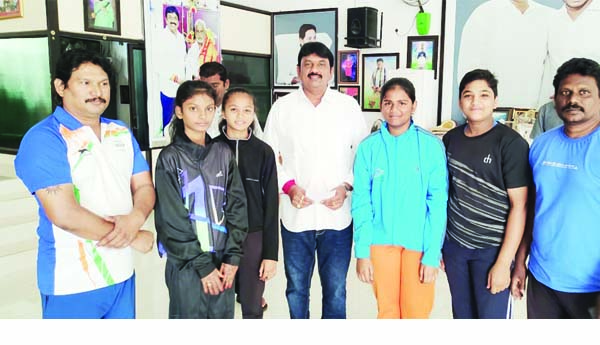 బాక్సింగ్‌ క్రీడాకారులకు అభినందనలు