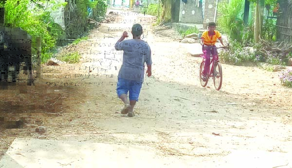 నిలిచిన రోడ్డు నిర్మాణం..