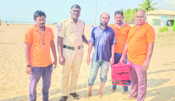 నీట మునిగిన వ్యక్తిని కాపాడిన పోలీసులు