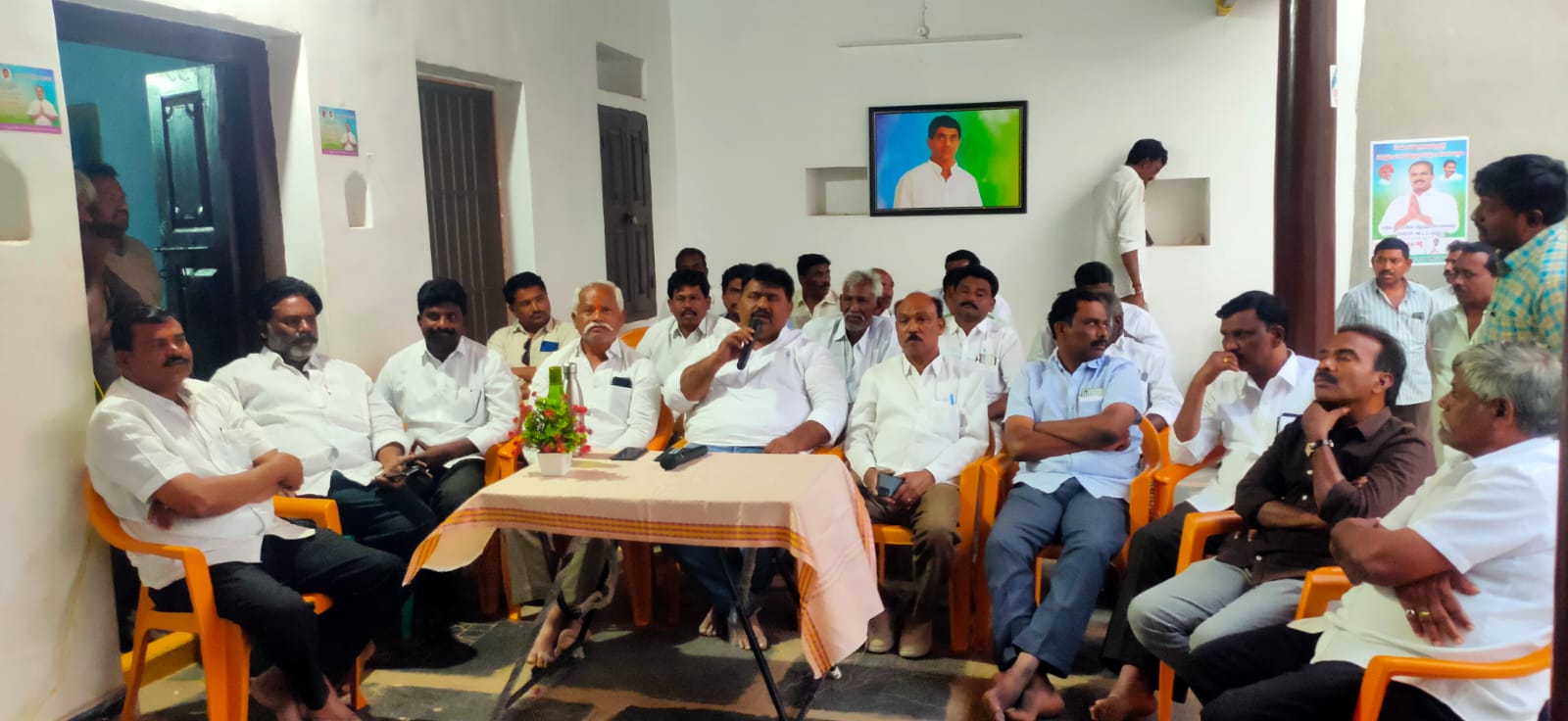 మాట్లాడుతున్న వైసిపి నాయకులు