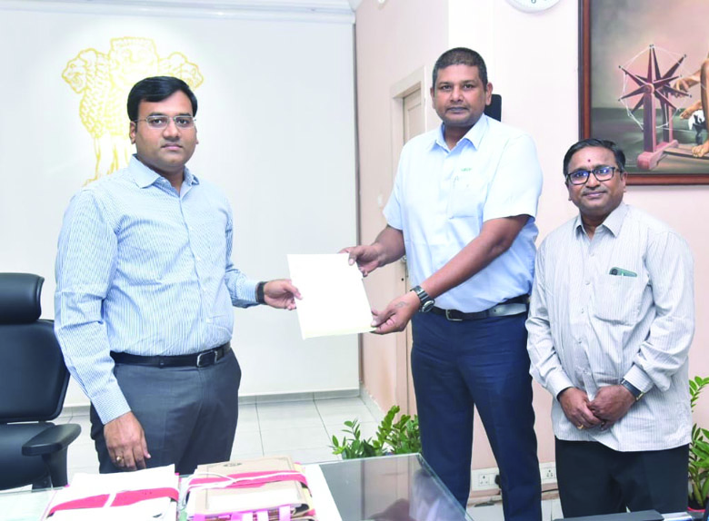 కలెక్టర్‌కు రూ.14.5 లక్షల చెక్కు అందజేత