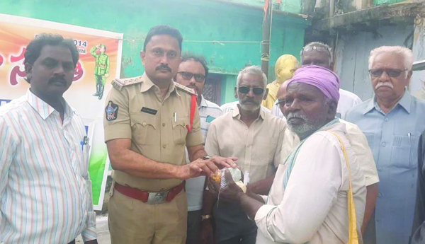 'నేతాజీ' సేవలు అభినందనీయం: సిఐ