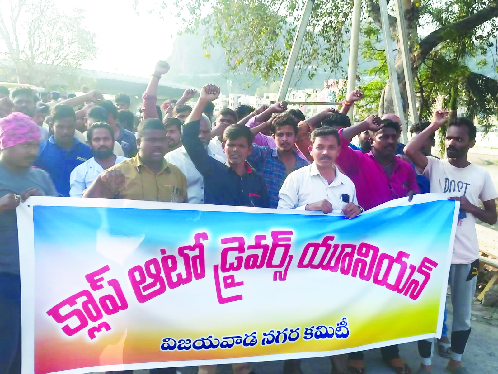 క్లాప్‌ ఆటోడ్రైవర్ల సమస్యలు పరిష్కరించాలి