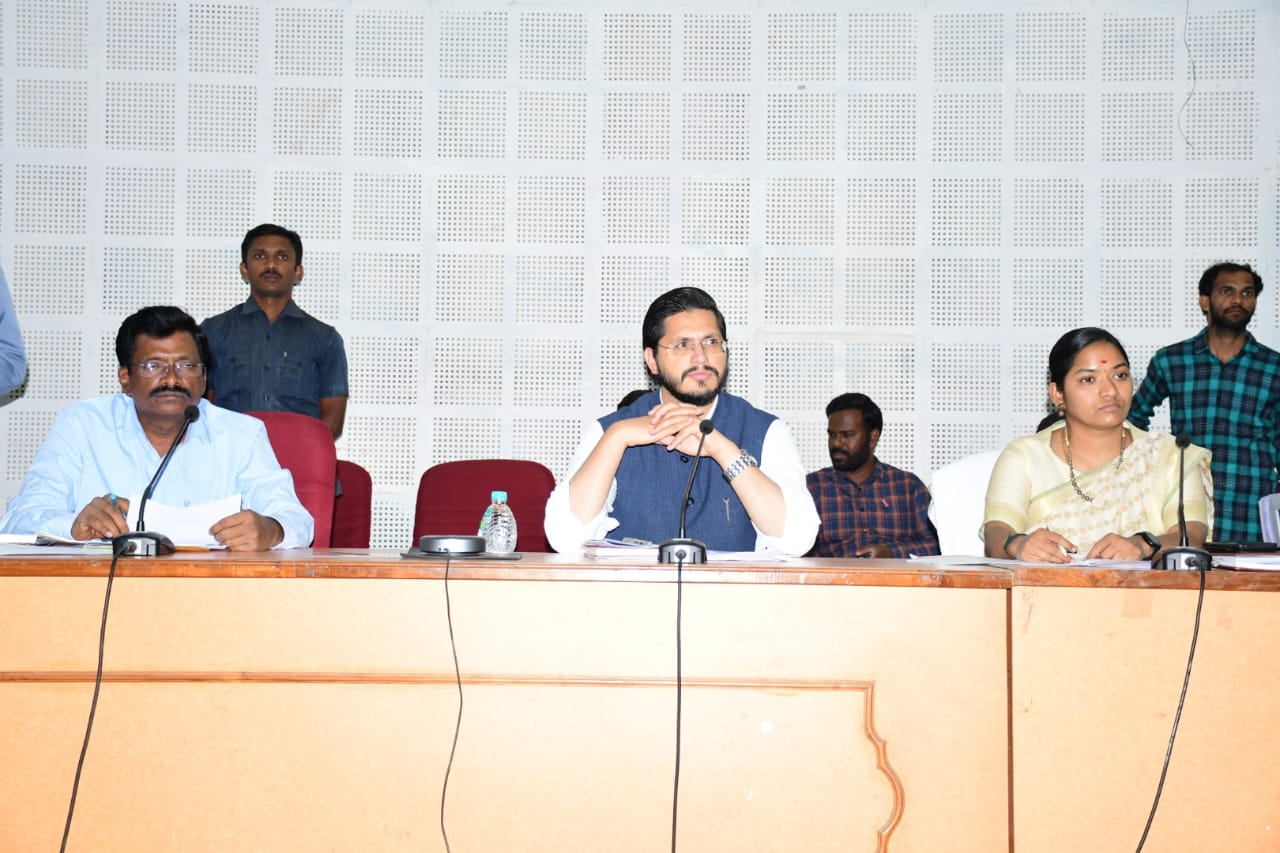 నోడల్ అధికారుల సమావేశంలో మాట్లాడుతున్న జిల్లా కలెక్టర్