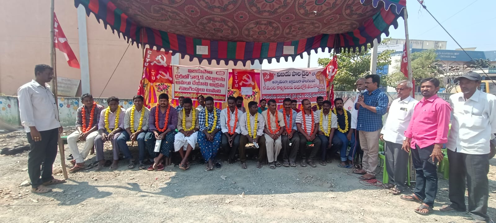 మాట్లాడుతున్న సిఐటియు జిల్లా  ప్రధాన కార్యదర్శి ఏ.నాగరాజు