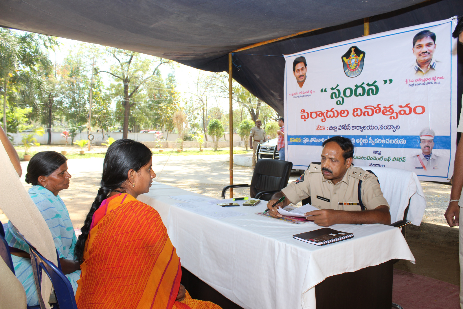 బాధితుల నుండి ఫిర్యాదుల స్వీకరిస్తున్న జిల్లా ఎస్పీ