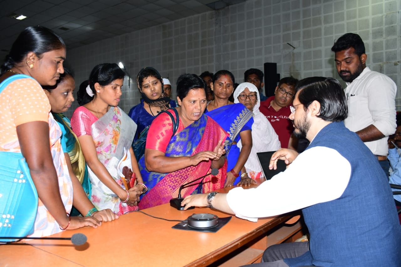 కలెక్టర్‌కు సమస్యను విన్నవిస్తున్న మహిళ